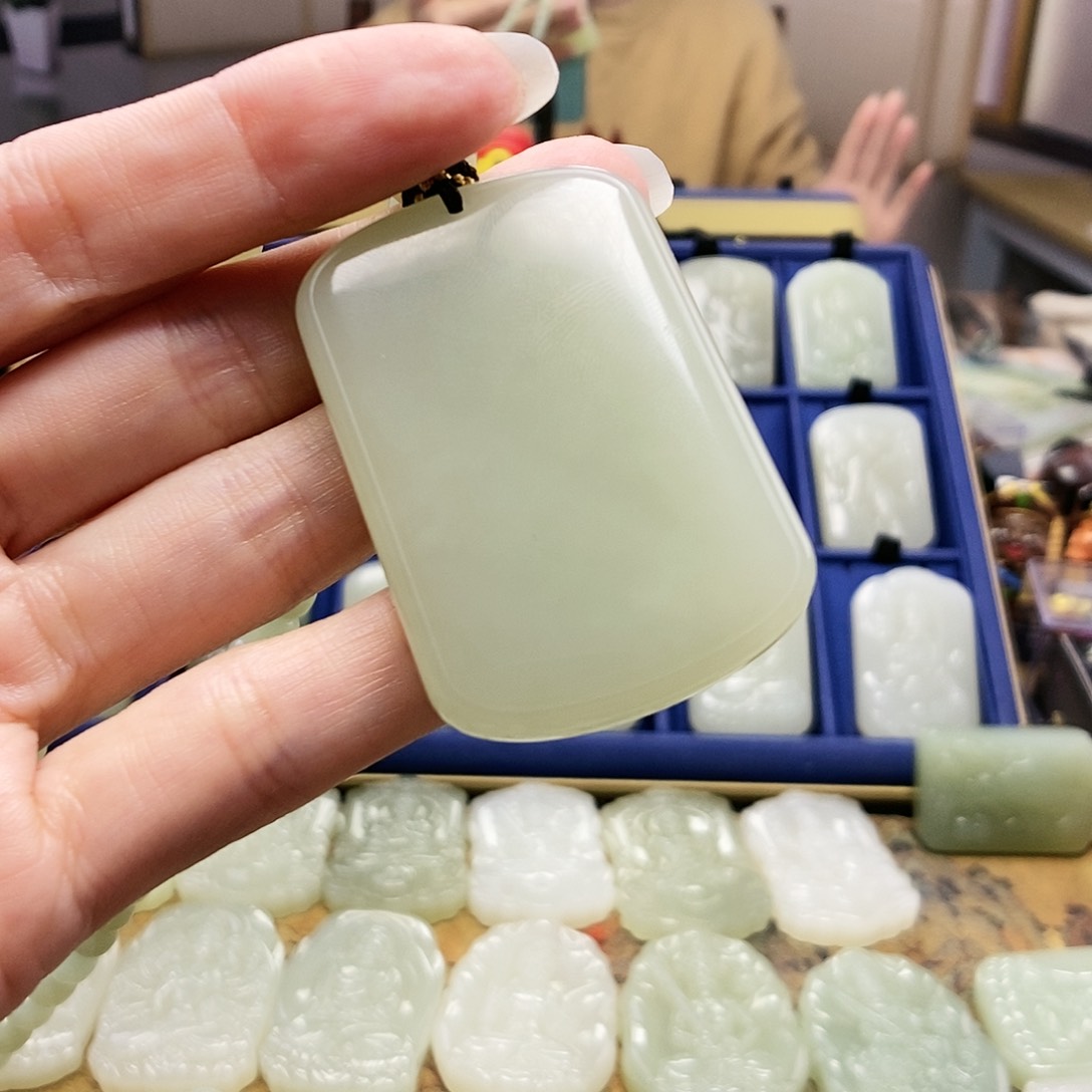 和田玉颈饰足铂镶嵌初**忘