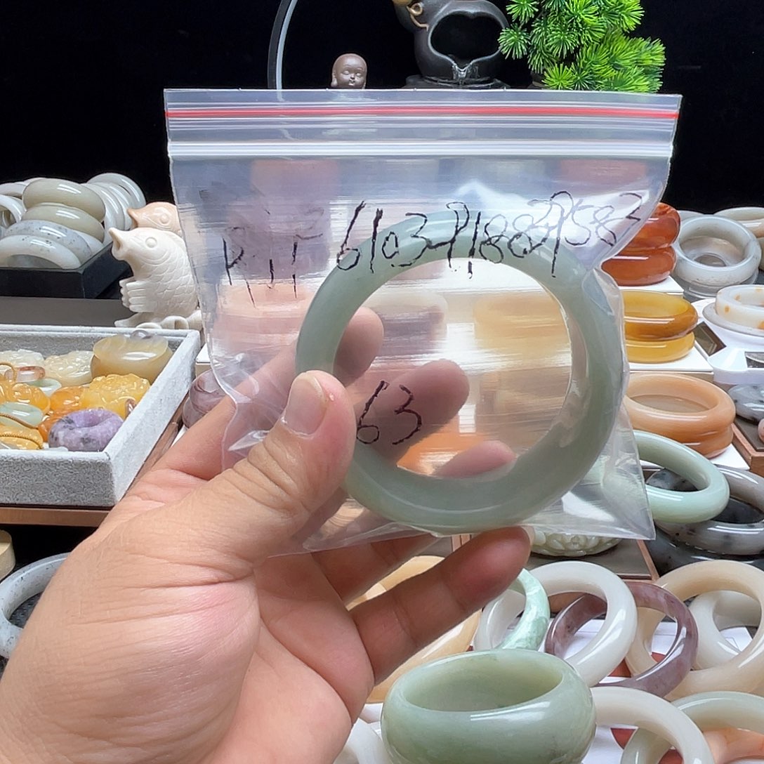 用***3石英质玉（佘太翠）手镯未镶嵌