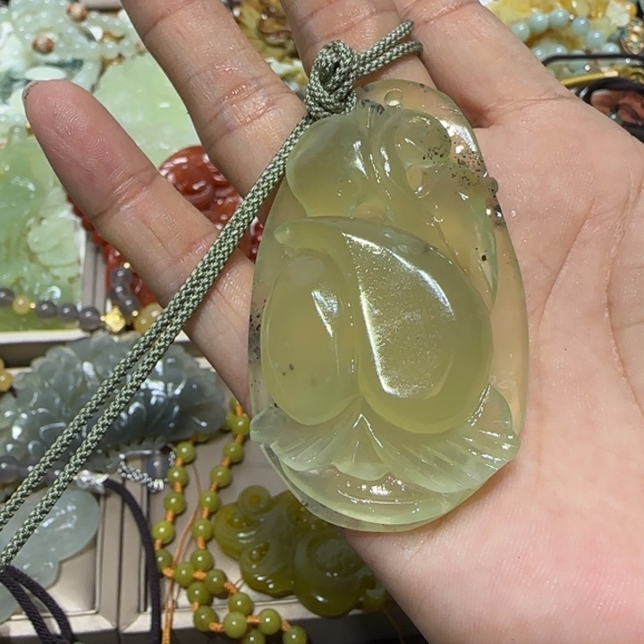 蛇纹石玉吊坠合金