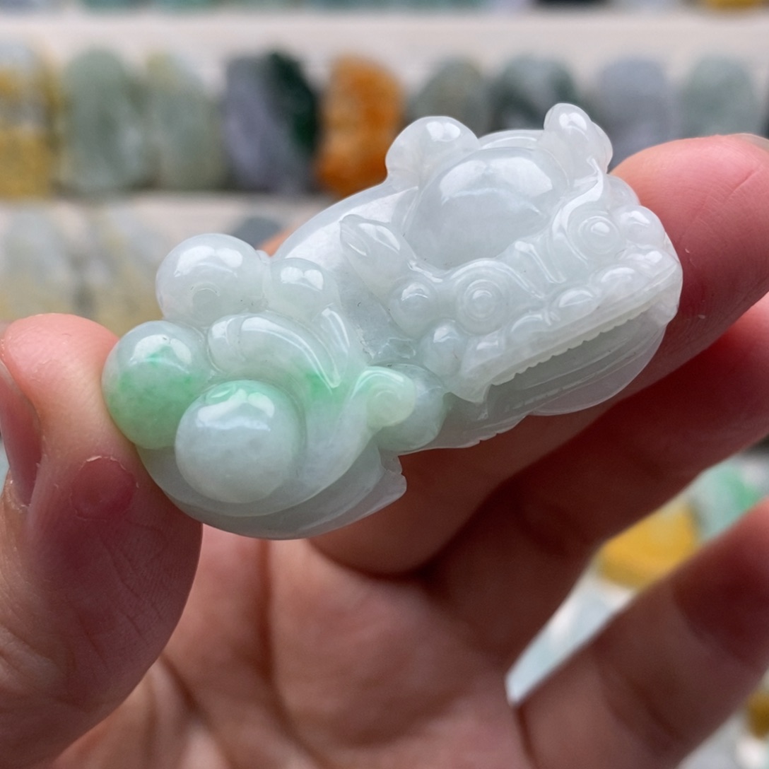 翡翠未镶嵌吊坠(赠链)