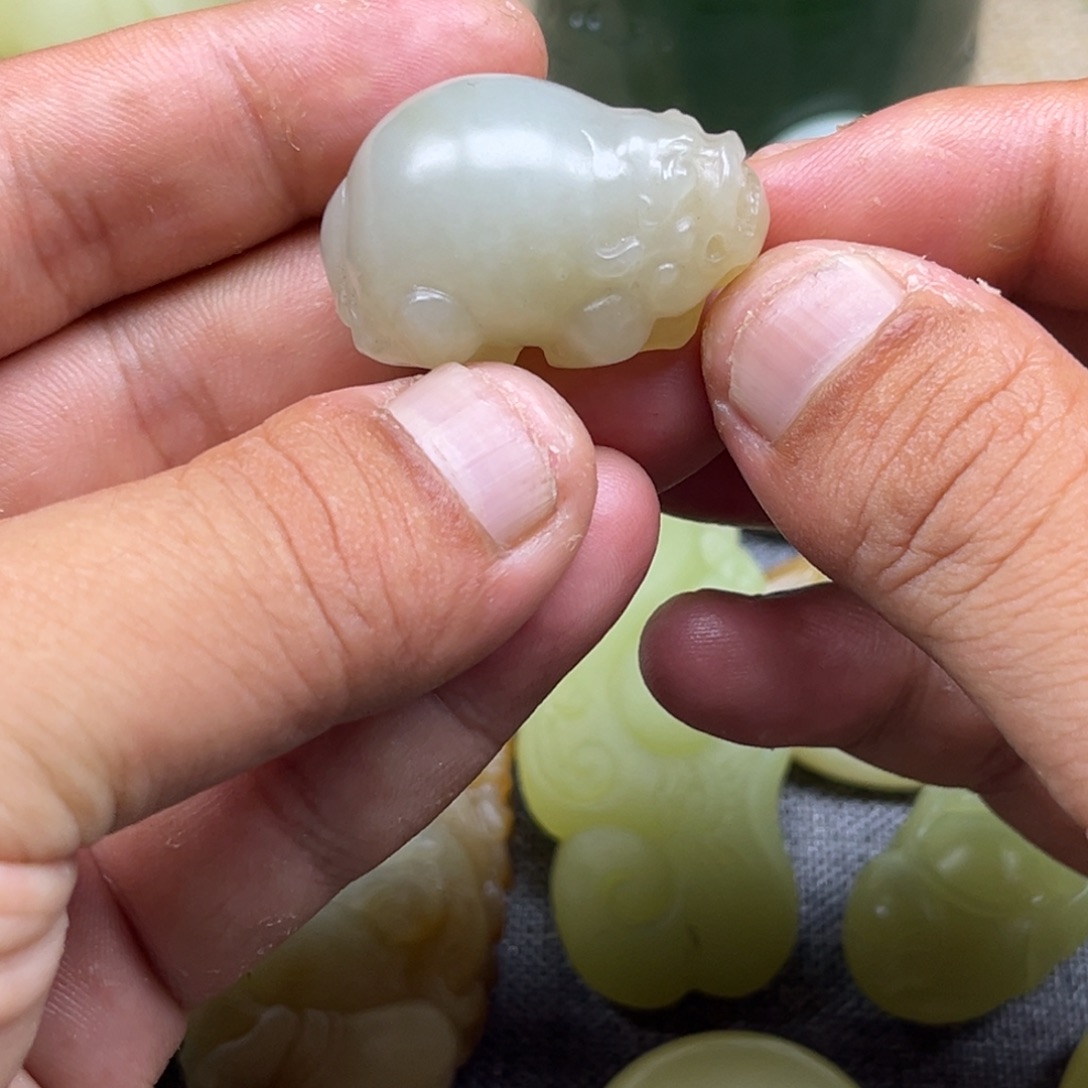 泠***行颈饰未镶嵌和田玉