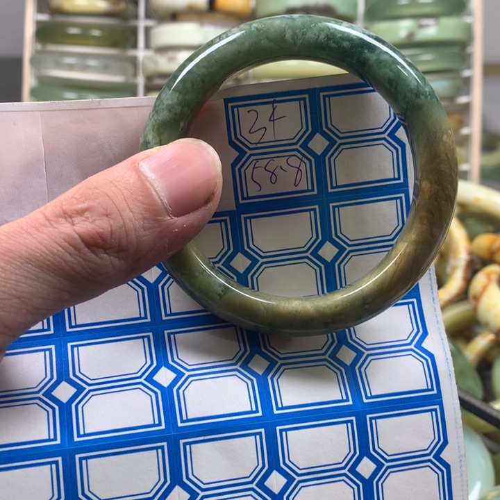 蛇纹石玉手镯未镶嵌