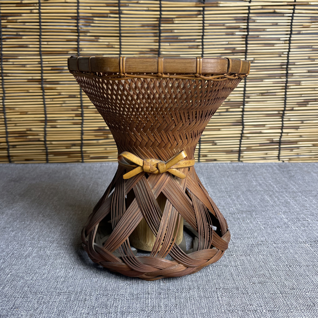 【竹编花器·在铭】纯手工竹编而成，器型别致精巧，整体品相完好，