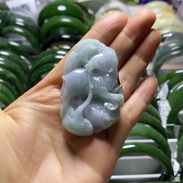 未镶嵌手镯和田玉（碧玉）羊吊坠