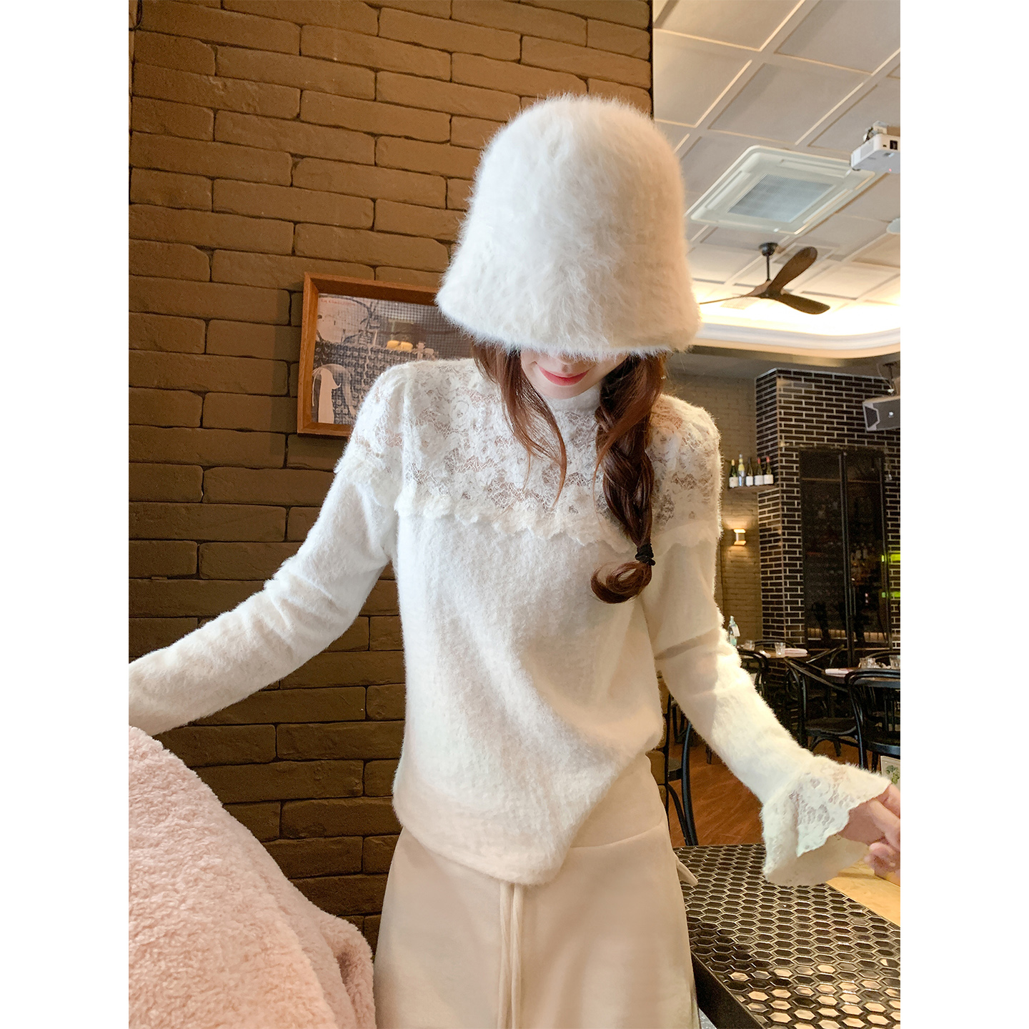 曾小咸 杏色半高领蕾丝针织打底衫ZA54MZR2204