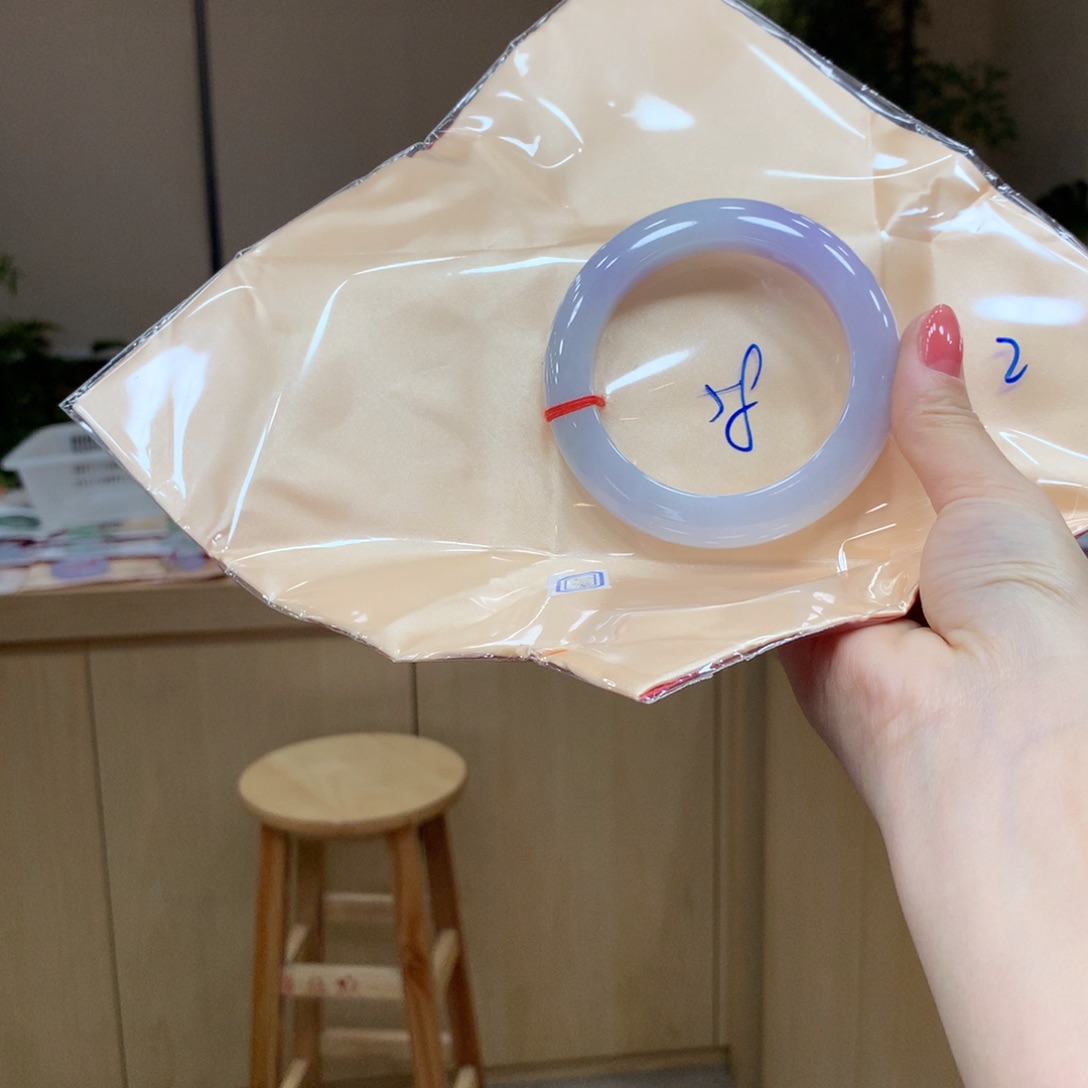 翡翠手镯未镶嵌不退不换