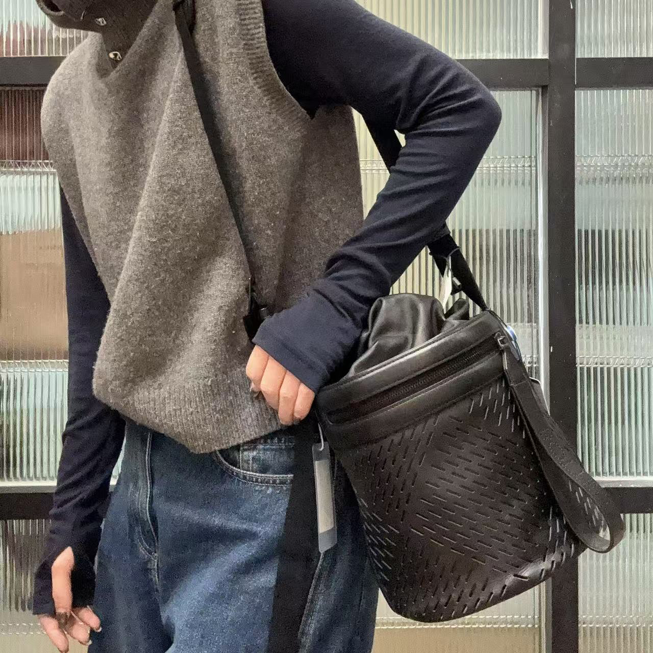 95新 BOTTEGA VENETA/葆蝶家 【蕾】 3LJ010 黑色水桶斜挎包