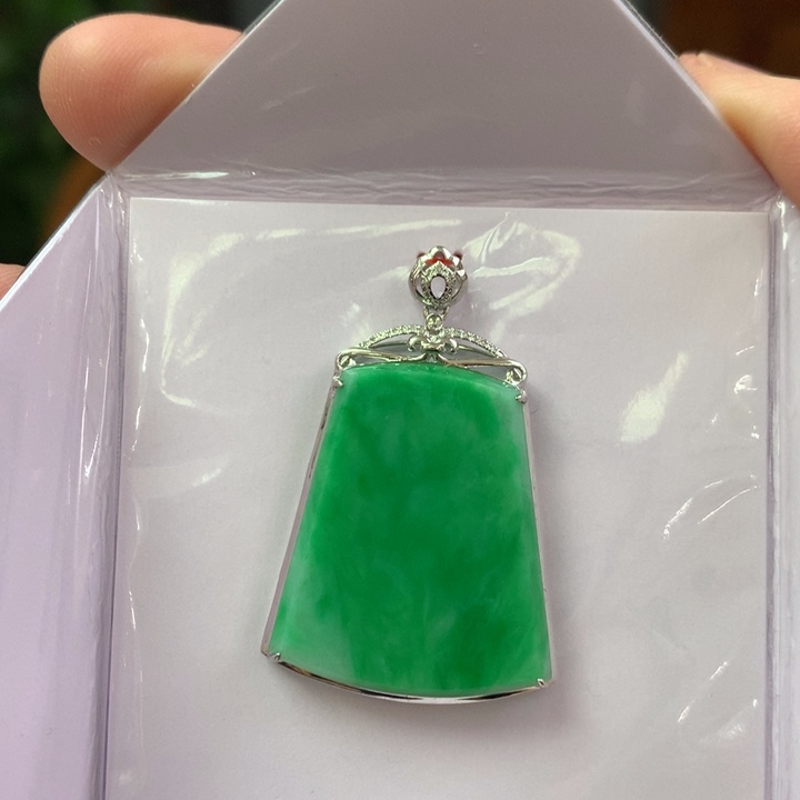 翡翠18K金镶嵌颈饰翡翠吊坠