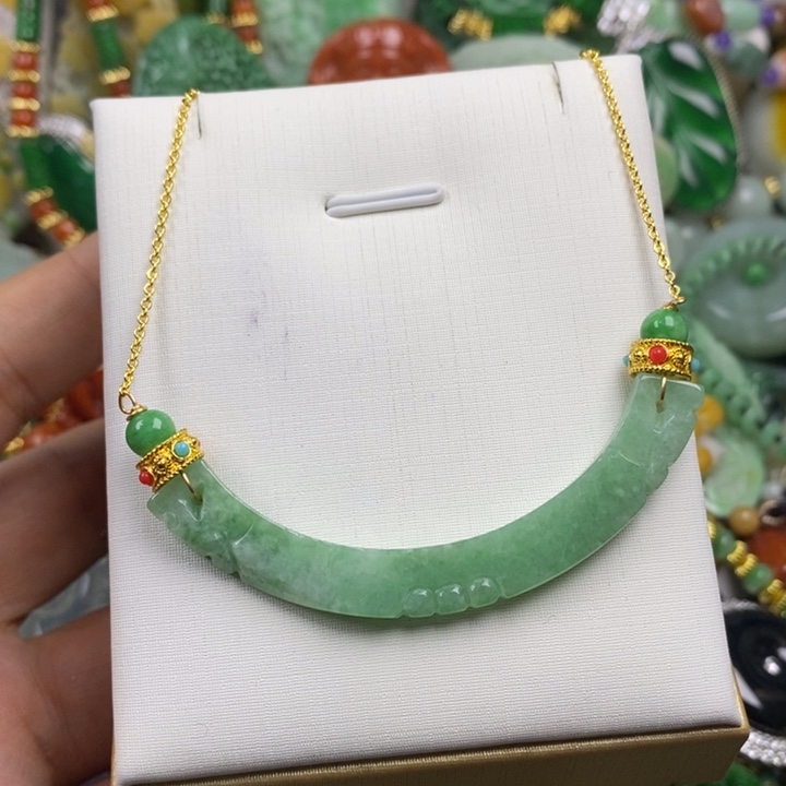 翡翠未镶嵌吊坠(赠链)