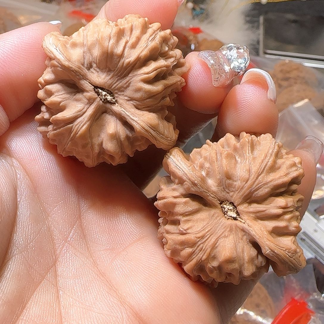 文玩核桃吊坠38.5凹底火麒麟