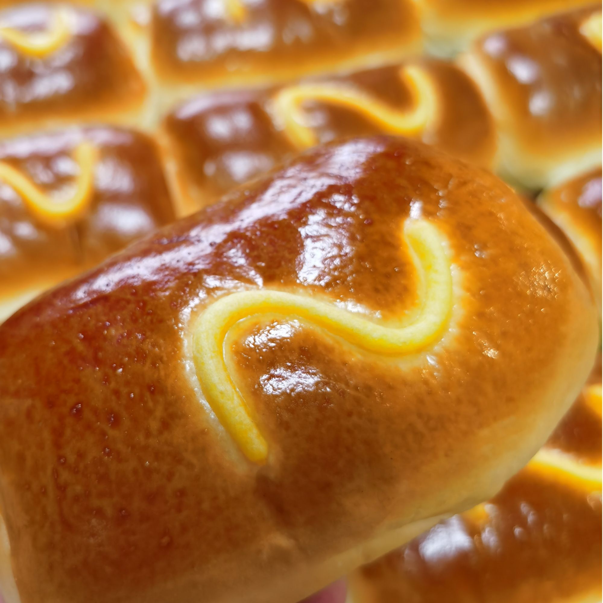 现烤毛毛虫面包