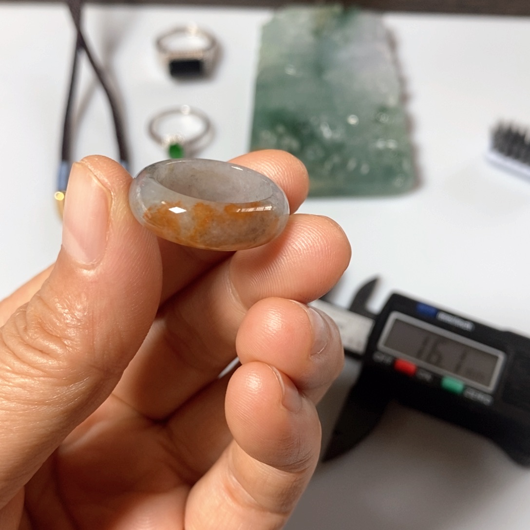 翡翠未镶嵌颈饰戒指