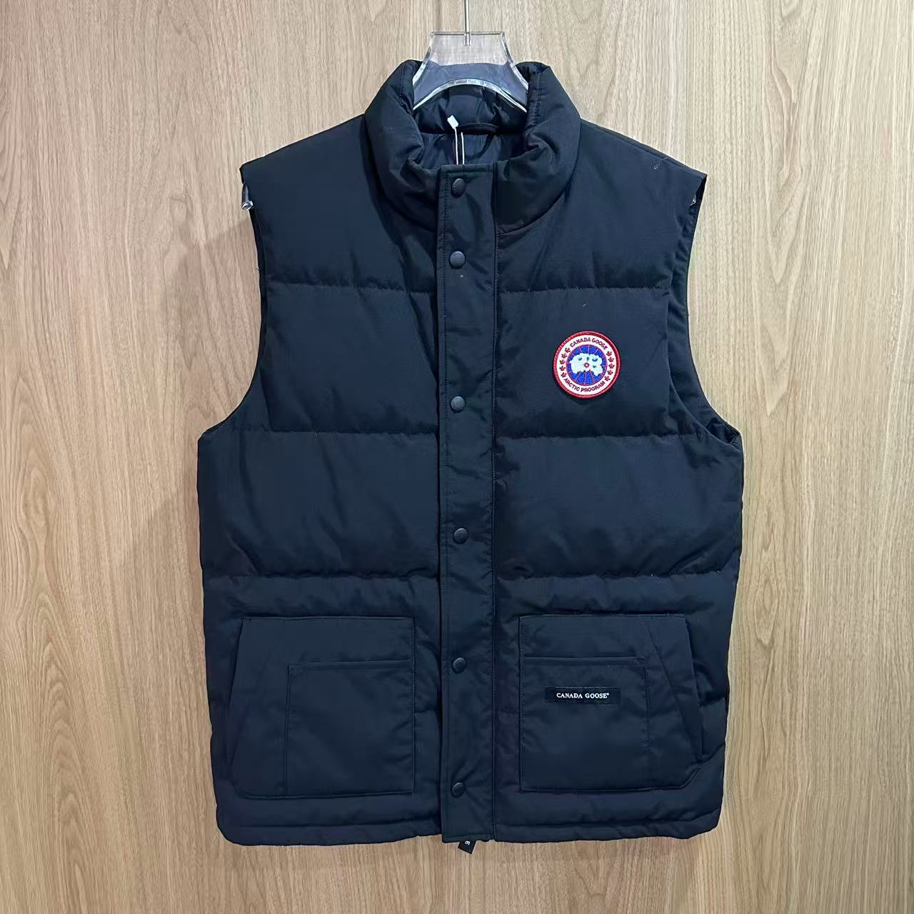 未使用 CANADA GOOSE 徽标立领羽绒马甲M码2582611