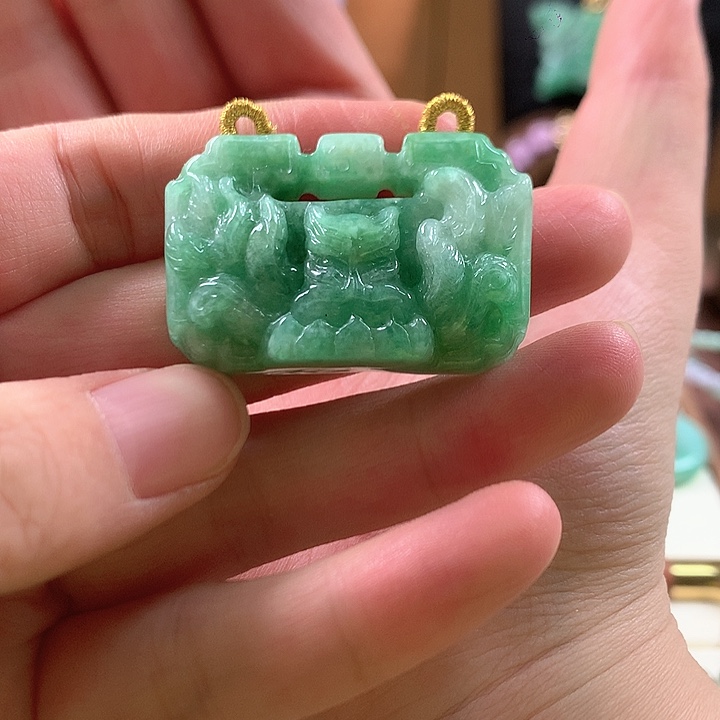 翡翠未镶嵌颈饰吊坠