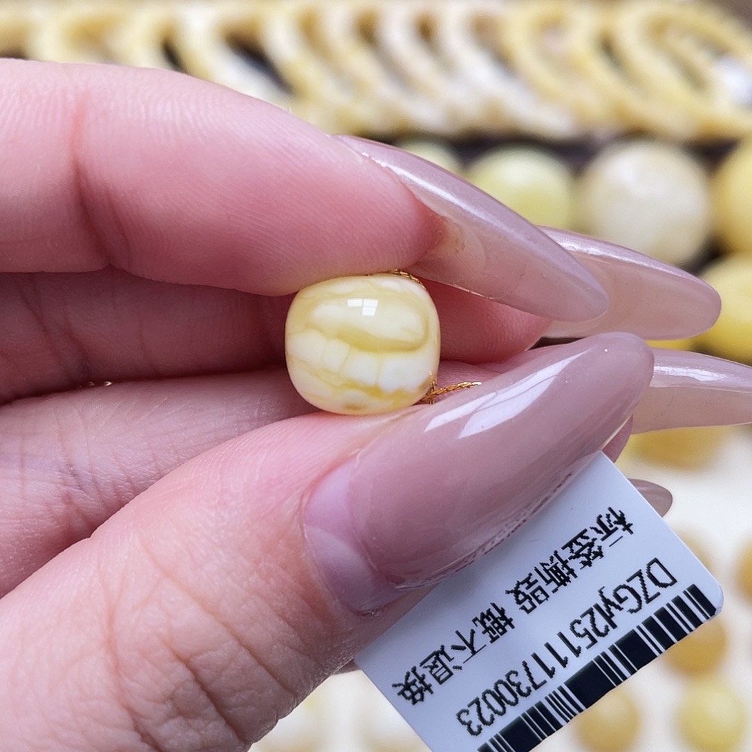 神***知琥珀未镶嵌裸石10.8*9.5mm老型瑕