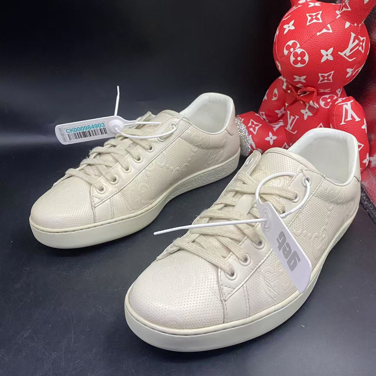 95新 GUCCI/古驰 【聚星福利】男米白色压纹老花板鞋41.5欧码jx004