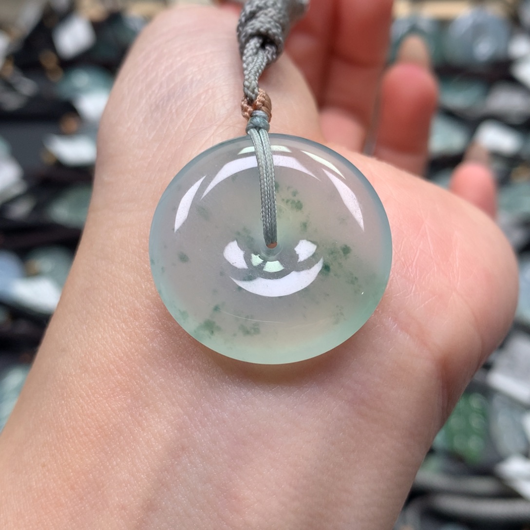 翡翠颈饰未镶嵌扣子