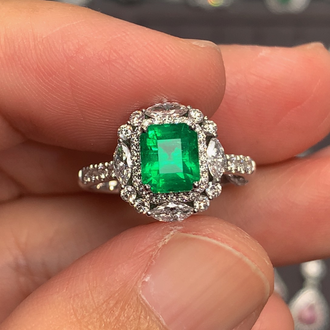 祖母绿戒指18K金镶嵌