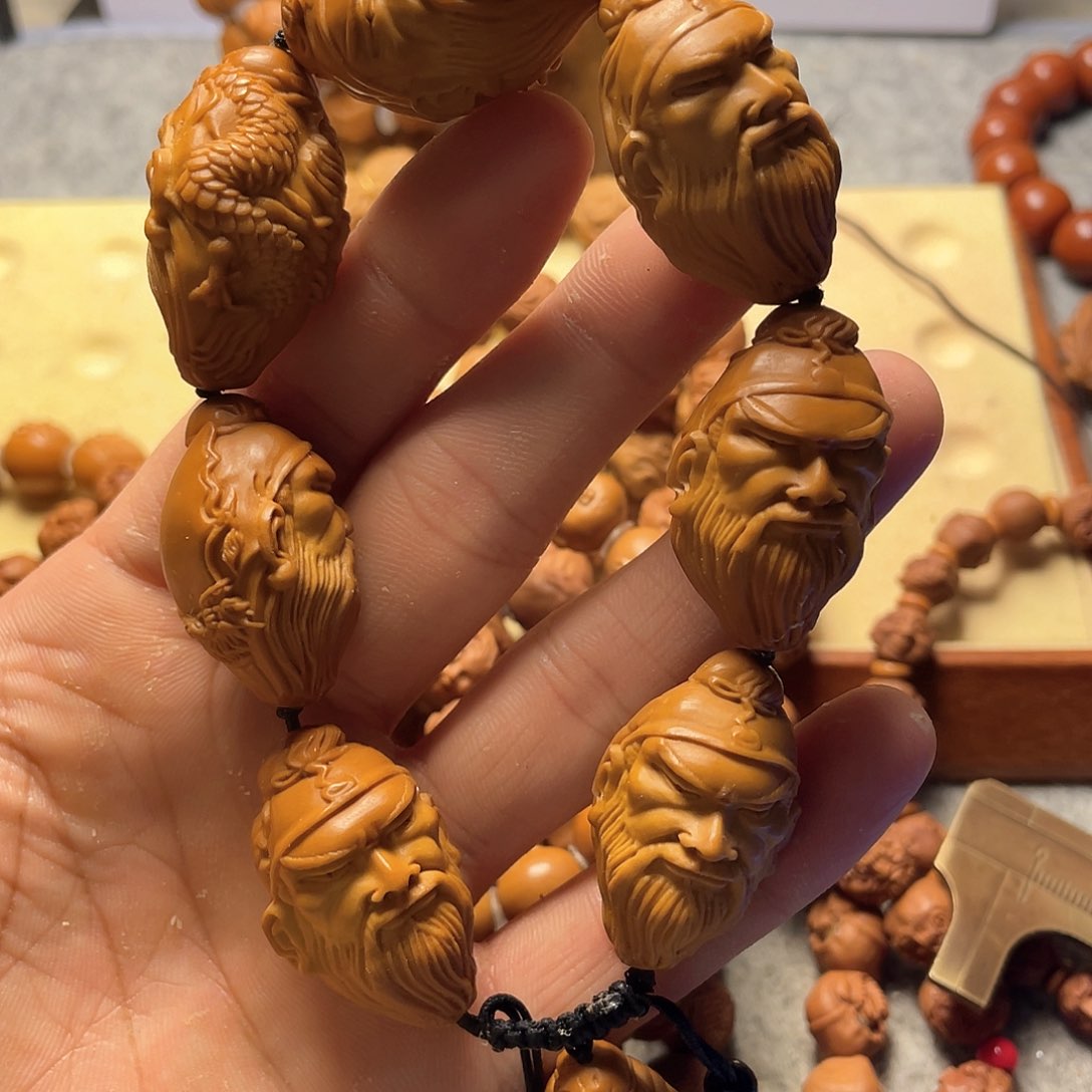 大****力橄榄核雕刻关公头