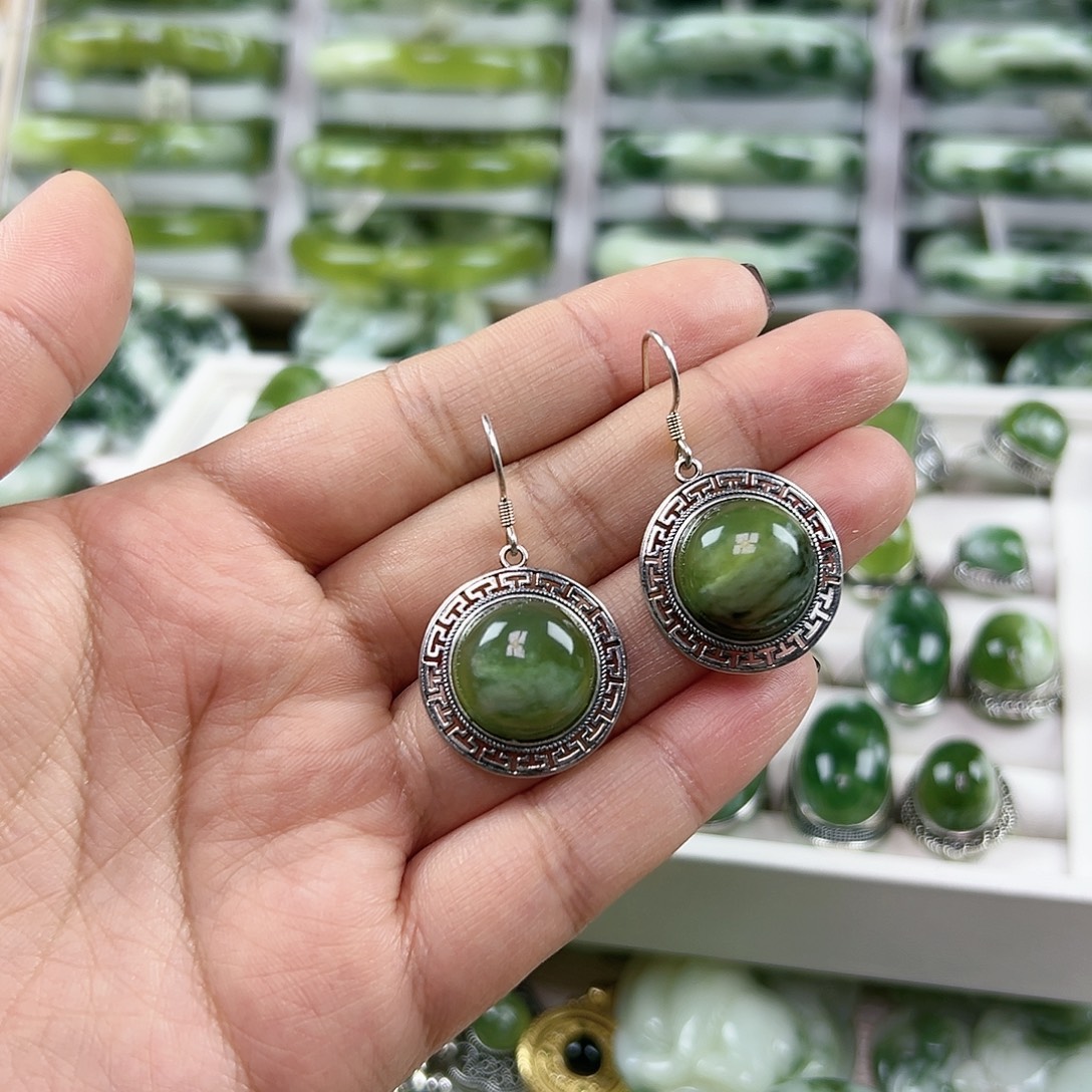 桃***子蛇纹石玉银S925镶嵌耳钉