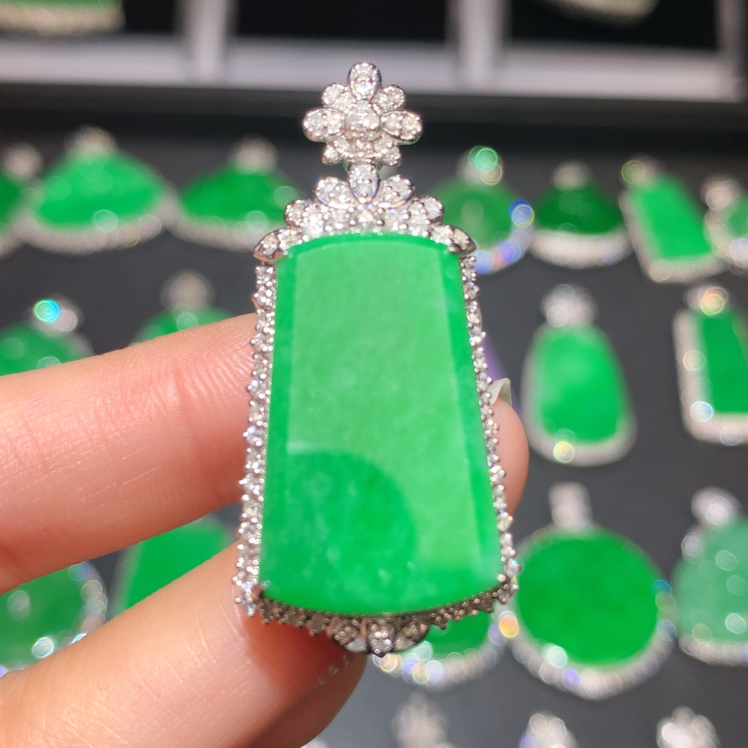 翡翠颈饰18K金镶嵌翡翠