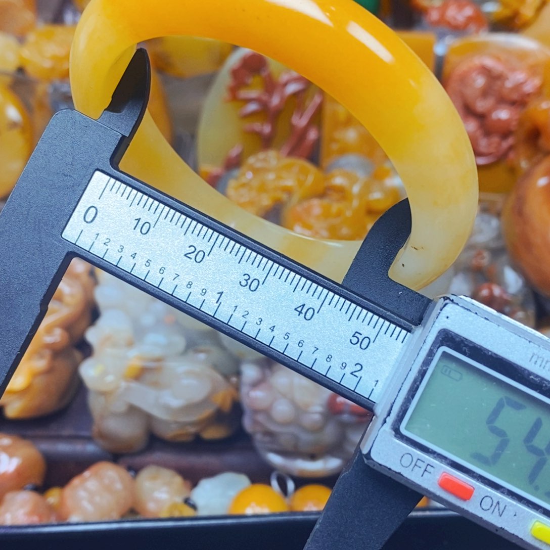 未镶嵌石英质玉（黄龙玉）颈饰