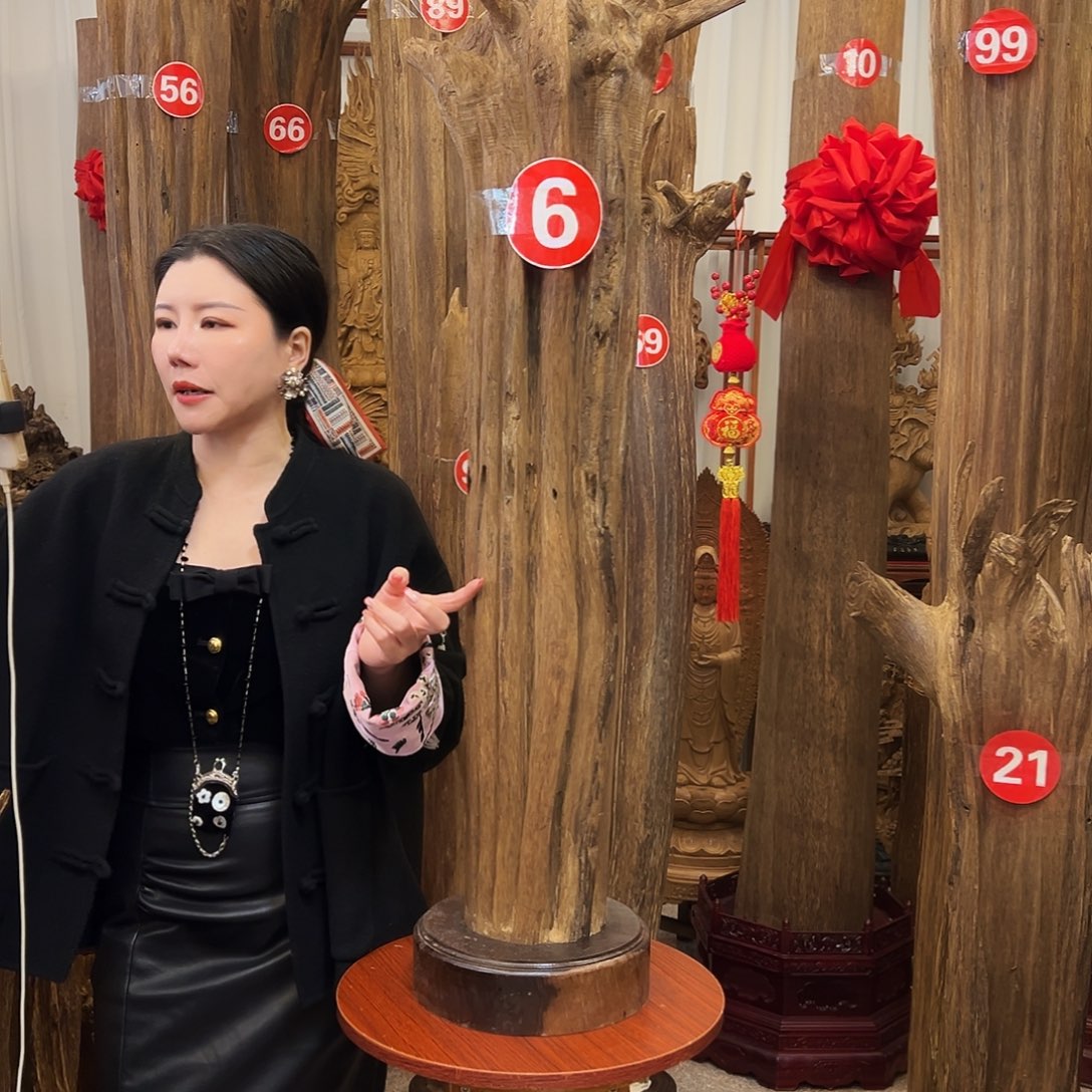 沉香摆件又****）+底座………