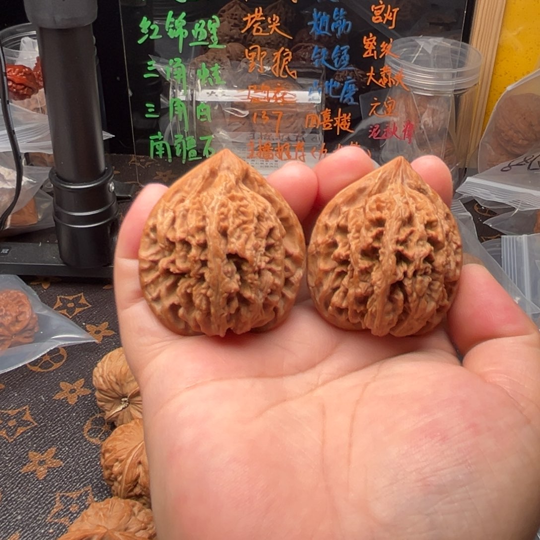 献***市文玩核桃吊坠九龙筋