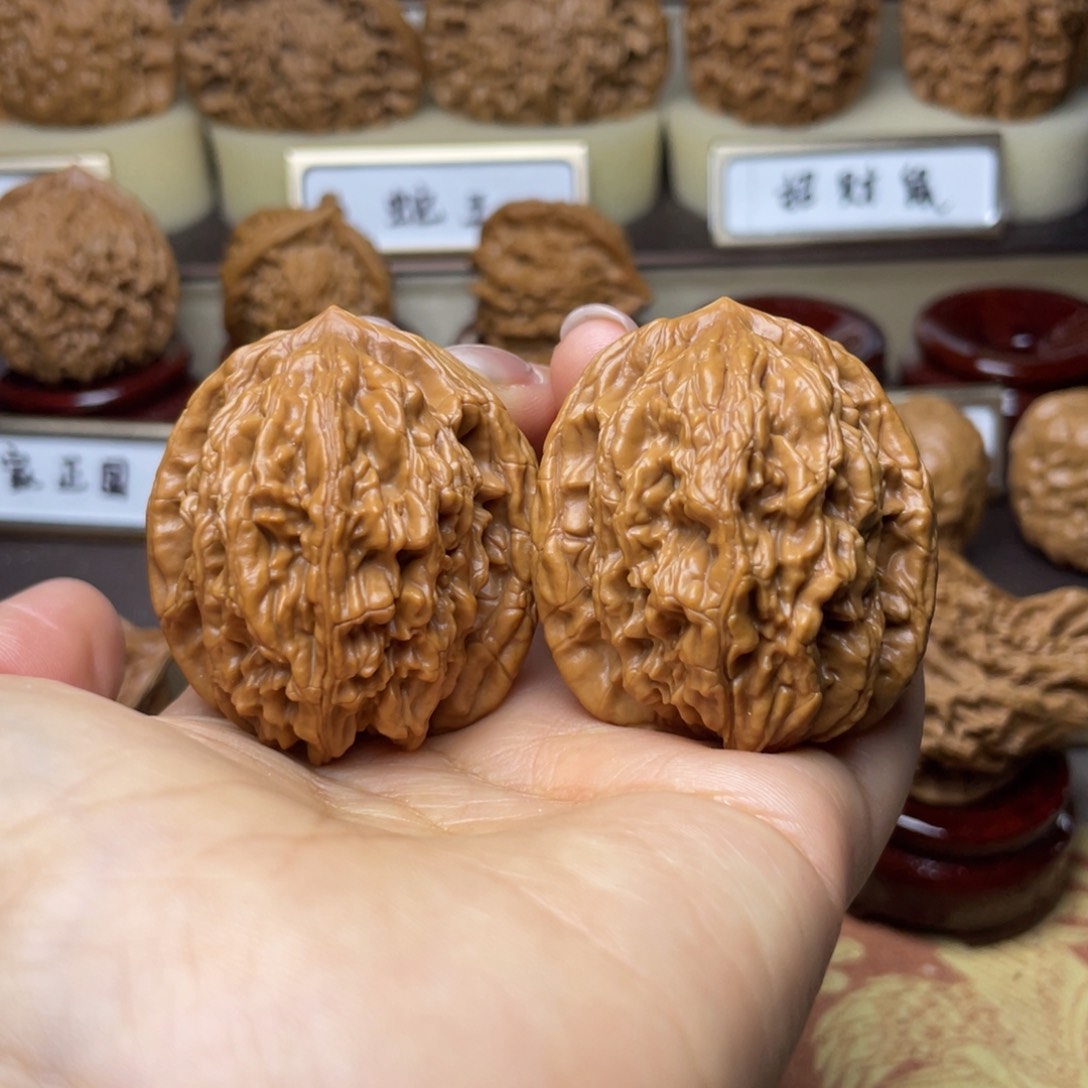 文玩核桃把件虎头39左右