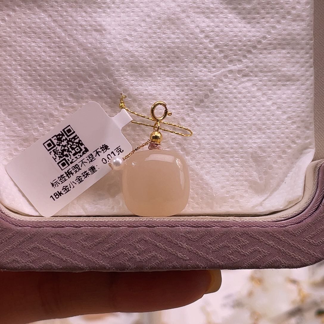 吊坠(不含链)18K金镶嵌和田玉藕粉熟粉方糖