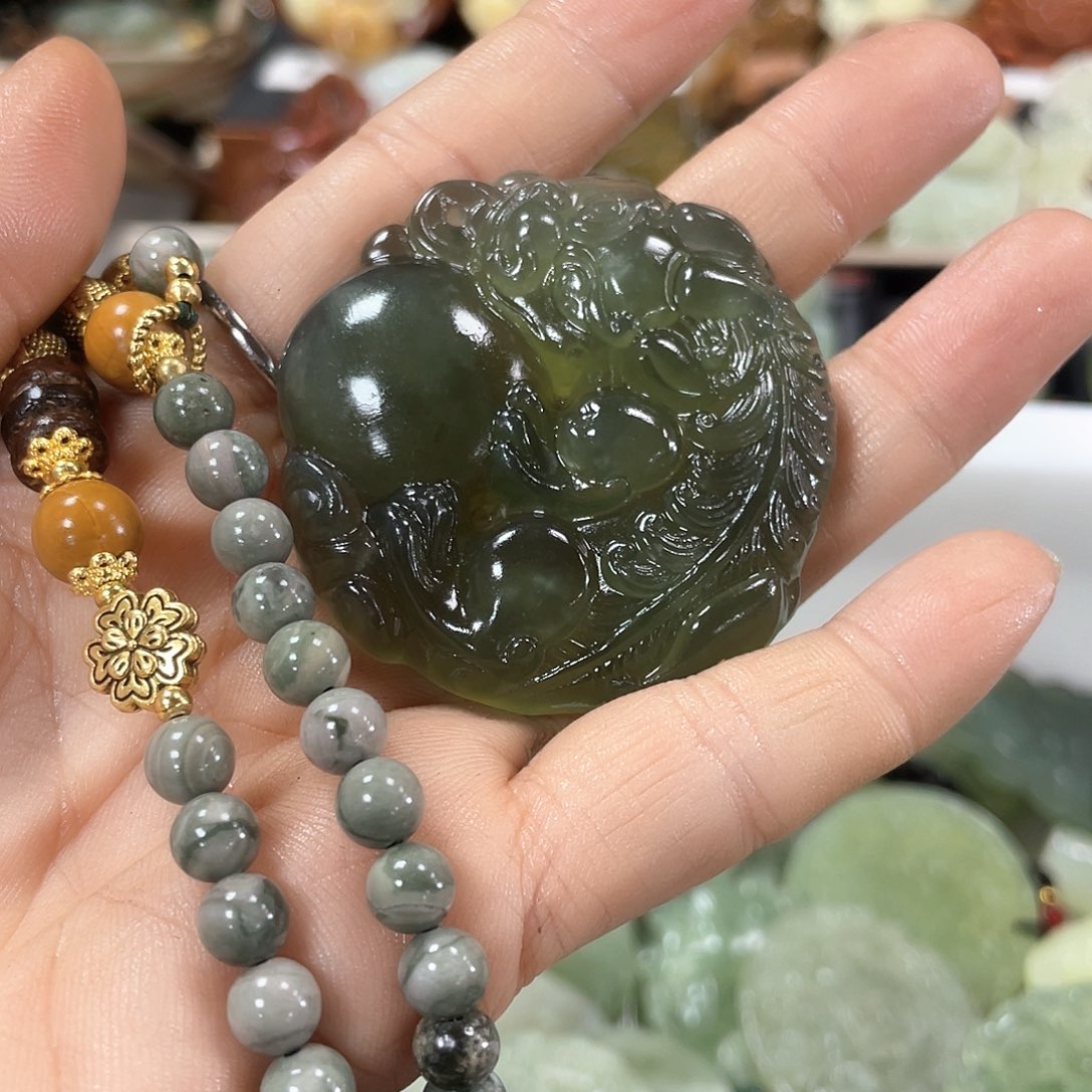 蛇纹石玉颈饰未镶嵌