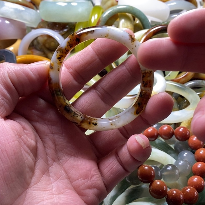 未镶嵌透闪石-蛇纹石玉手镯