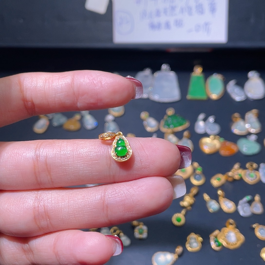 翡翠颈饰18K金镶嵌方*枪吊坠