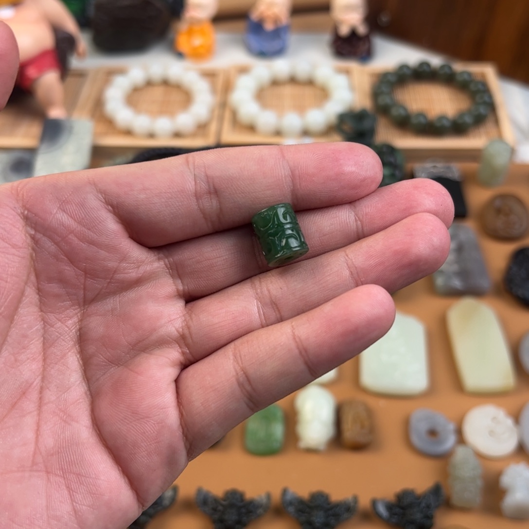 和田玉颈饰未镶嵌对**说