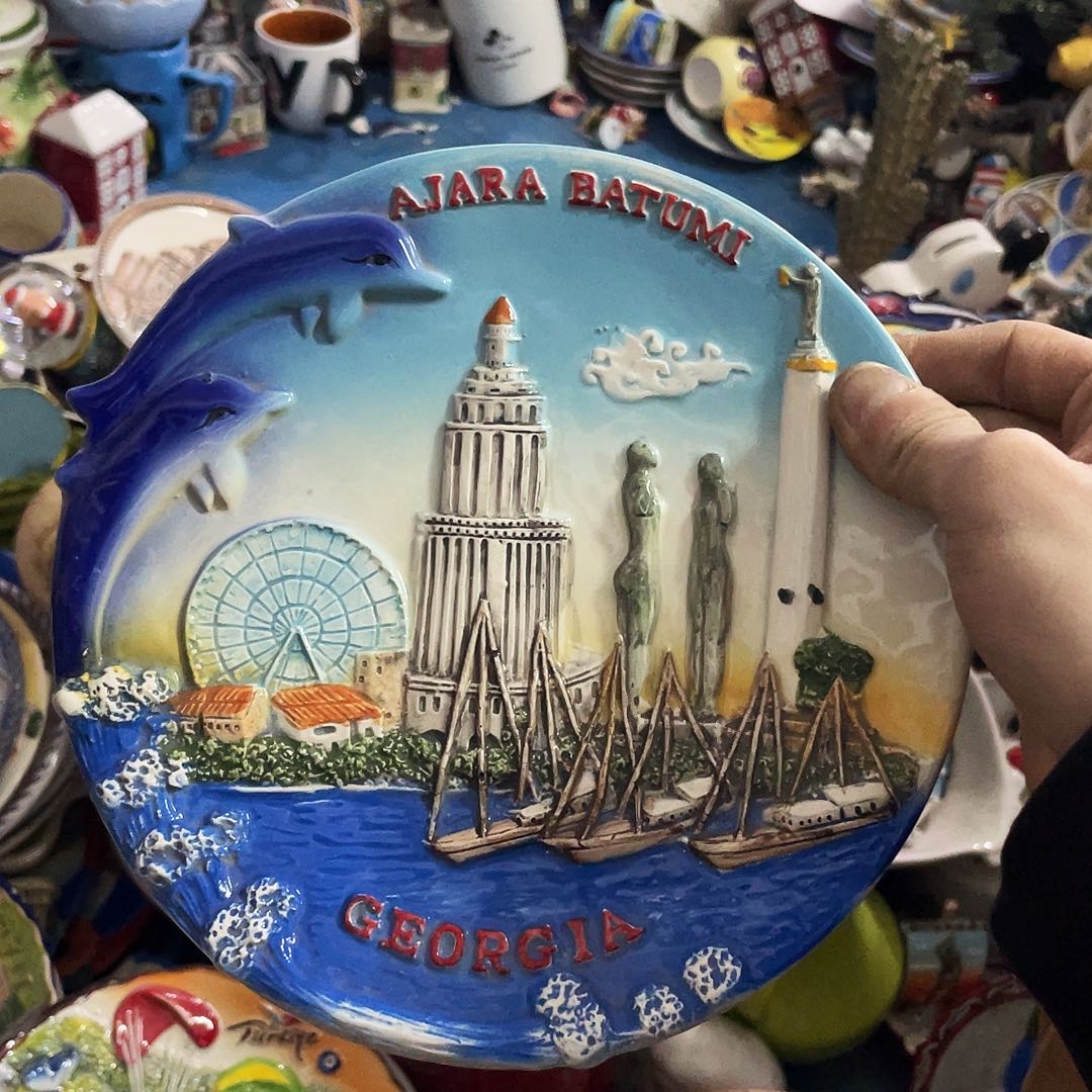 摆件   磕碰。封釉。      