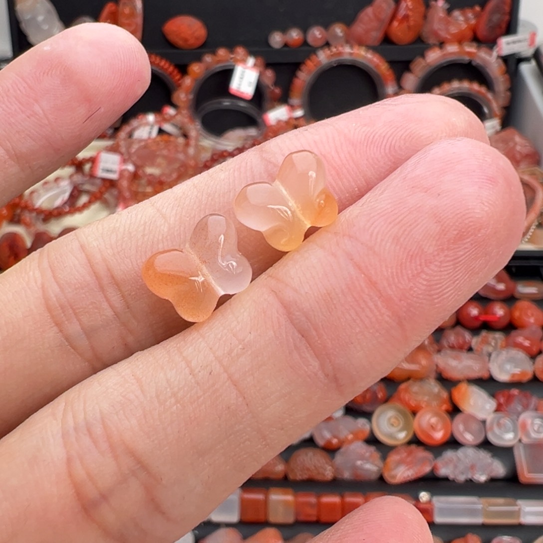 南红玛瑙未镶嵌颈饰一对蝴蝶