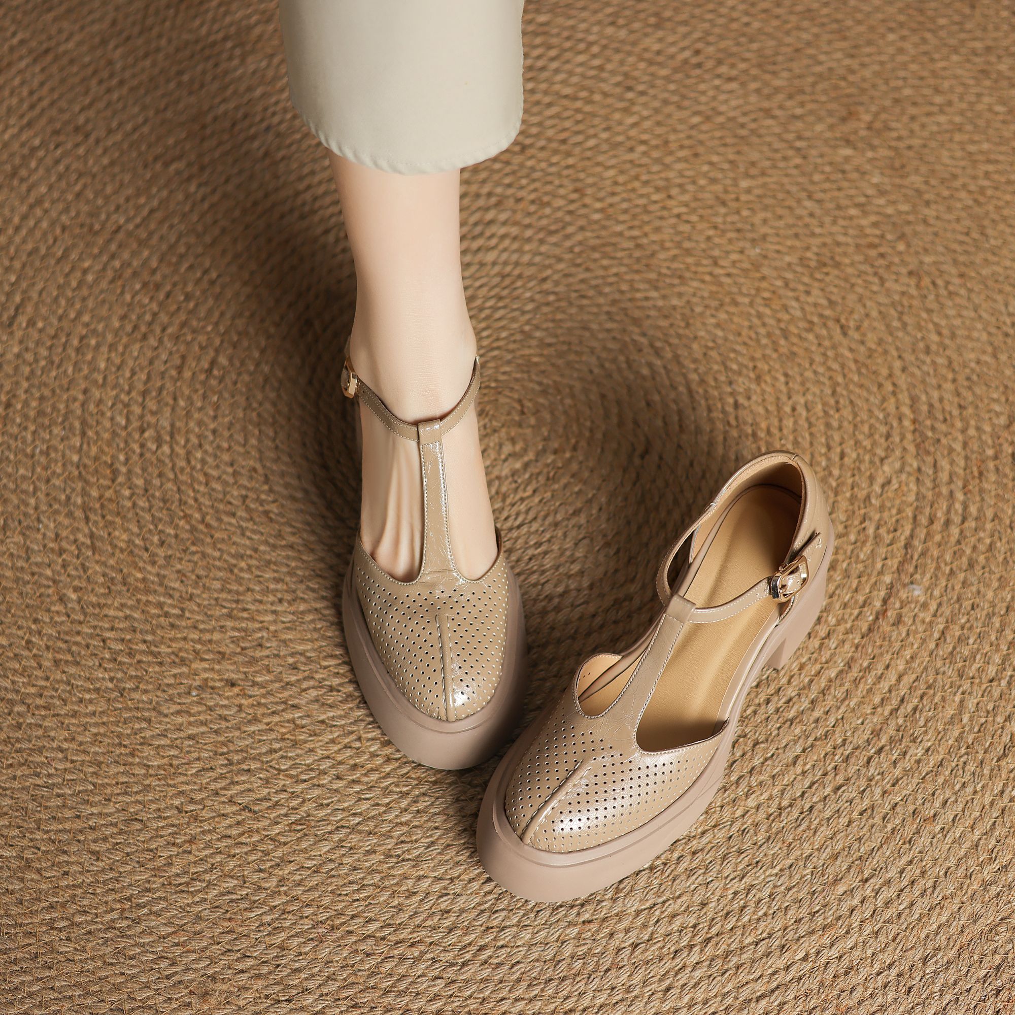 8厘米复古镂空凉鞋女夏季牛皮厚底粗跟透气舒适百搭增高显瘦鞋子