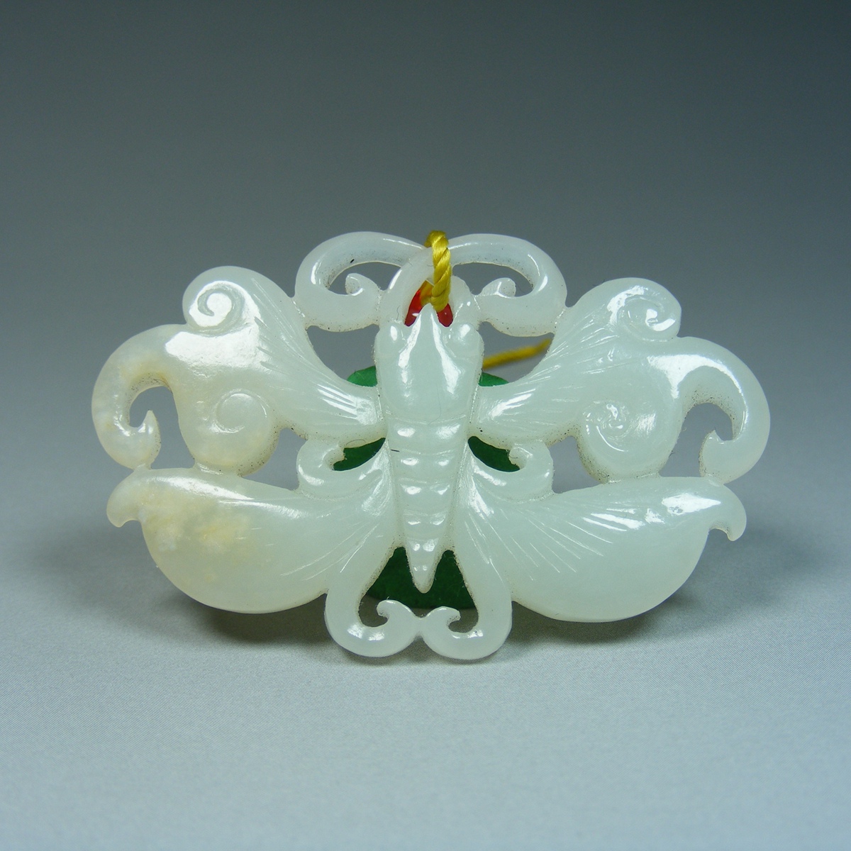 几十年的和田白玉带棉带沁双面工镂空蝴蝶小坠佩