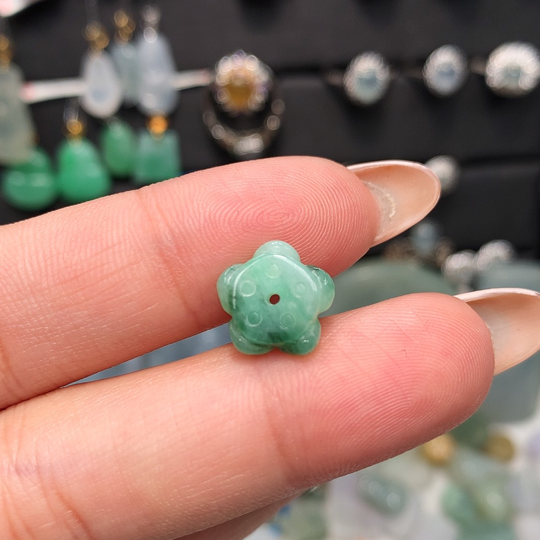 翡翠未镶嵌颈饰莲花