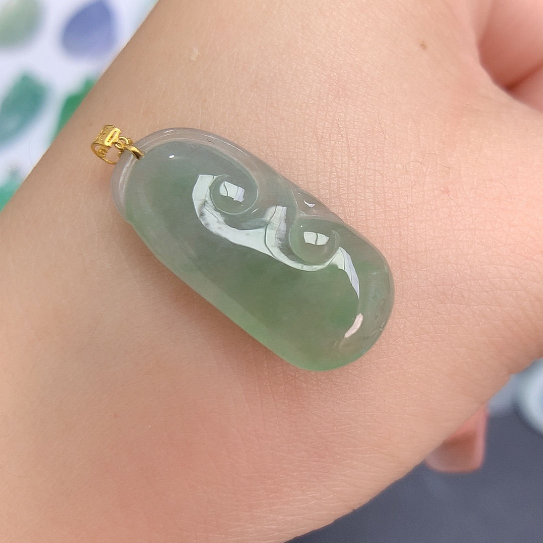 翡翠18K金镶嵌颈饰如意