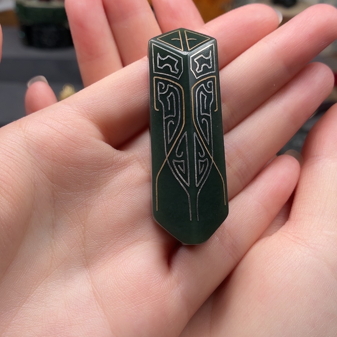 钱***九和田玉未镶嵌颈饰