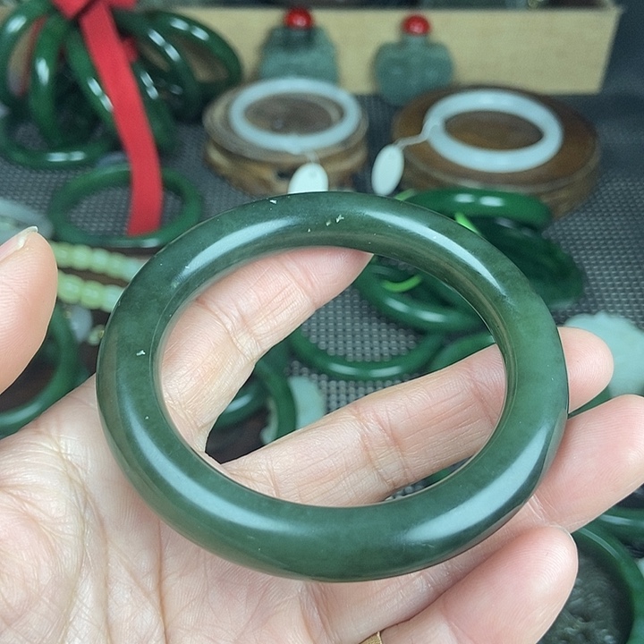 和田玉未镶嵌手镯