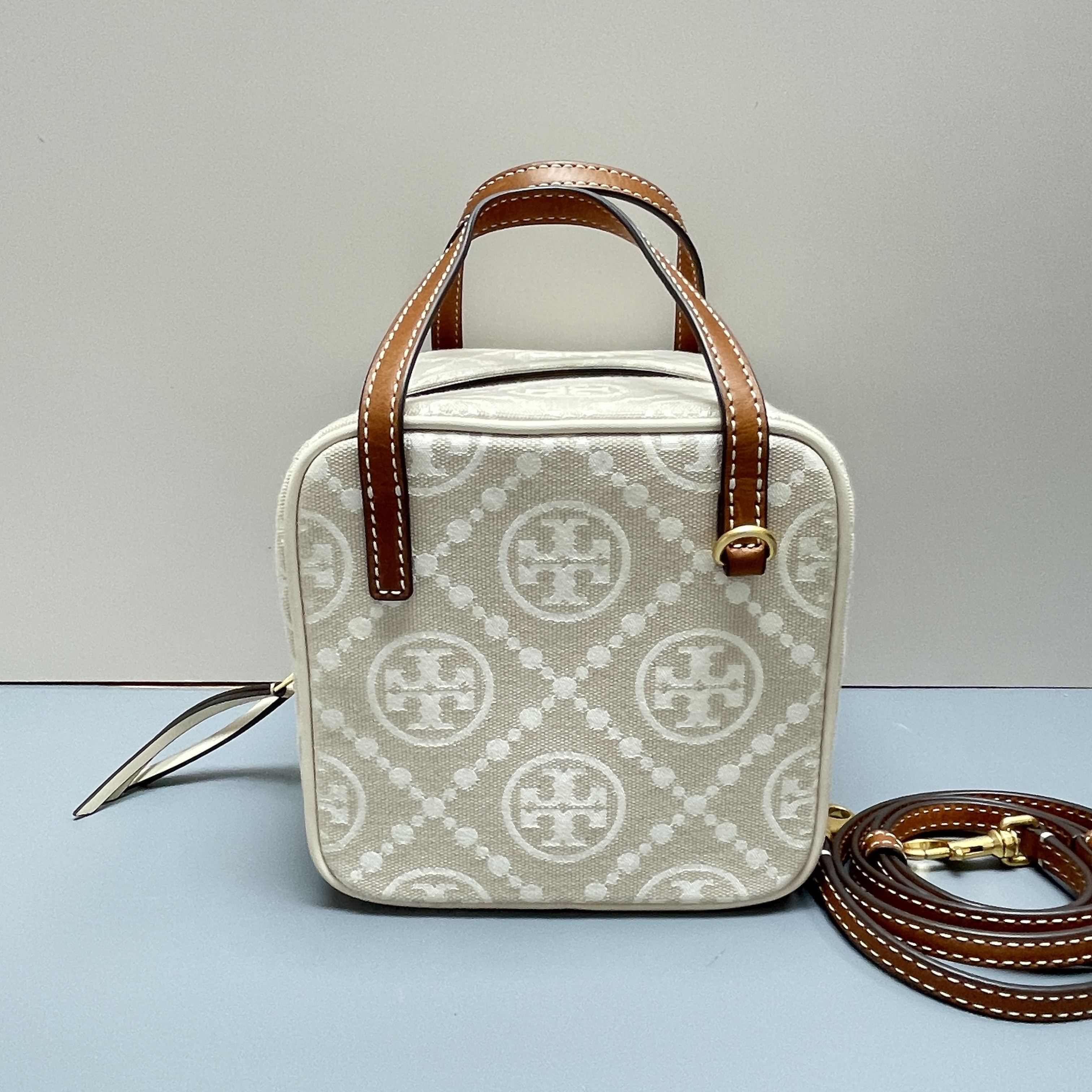 95新 TORY BURCH/汤丽柏琦 米色织物老花骰子包15*15*15 EM122312
