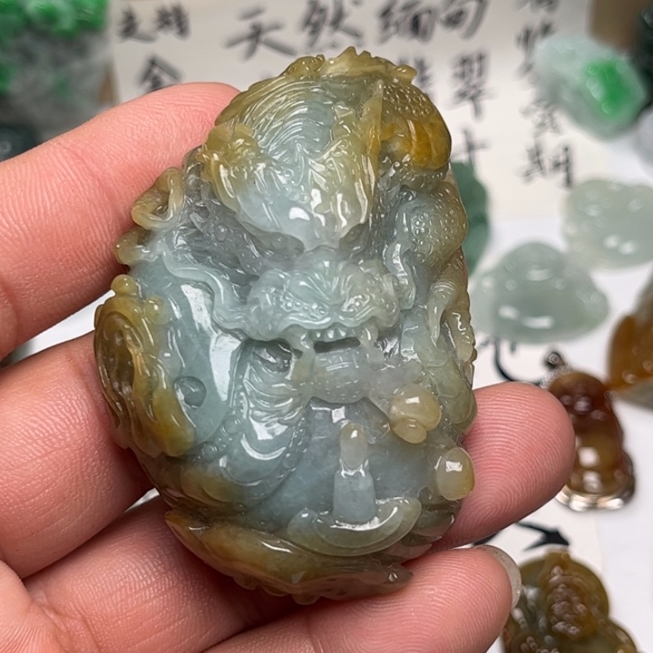 翡翠未镶嵌颈饰龙