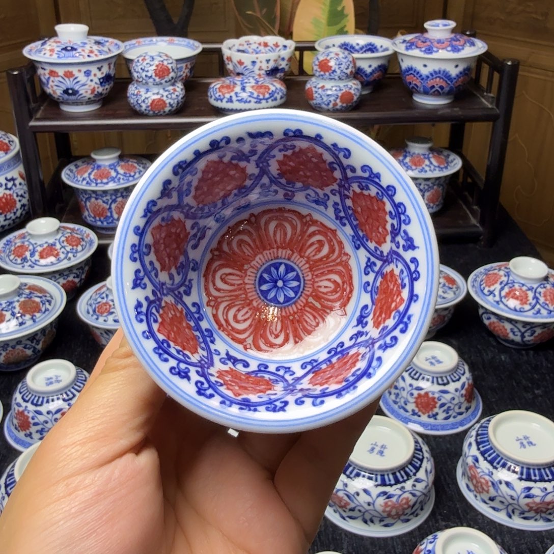 青花釉里红满绘压手杯活动款