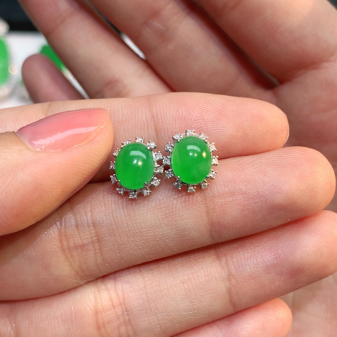 翡翠18K金镶嵌颈饰美*?翡翠