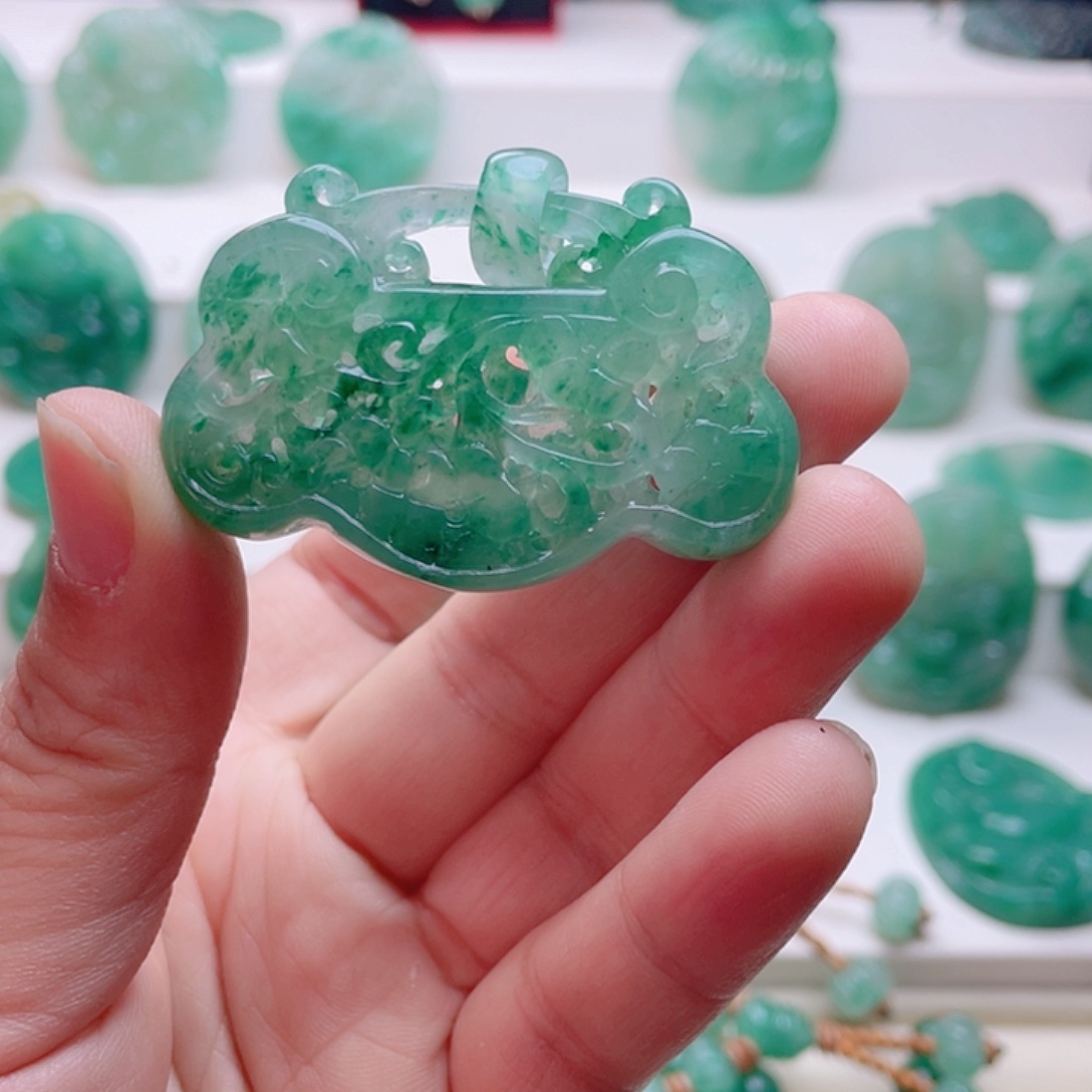 寓***气石英质玉未镶嵌颈饰