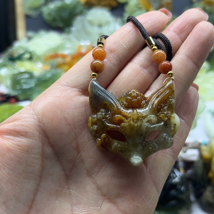蛇纹石玉未镶嵌颈饰