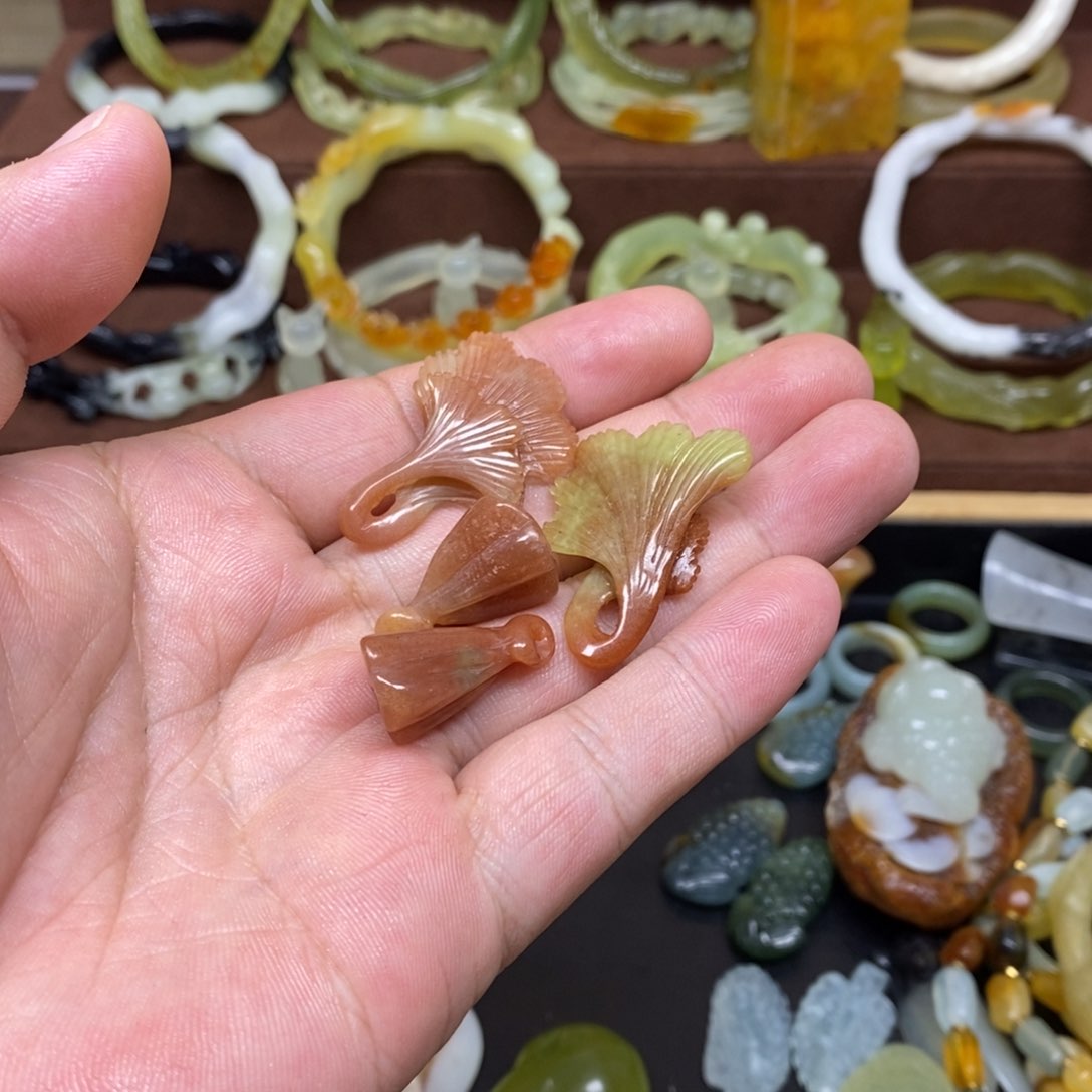 蛇纹石玉耳坠未镶嵌博***舞