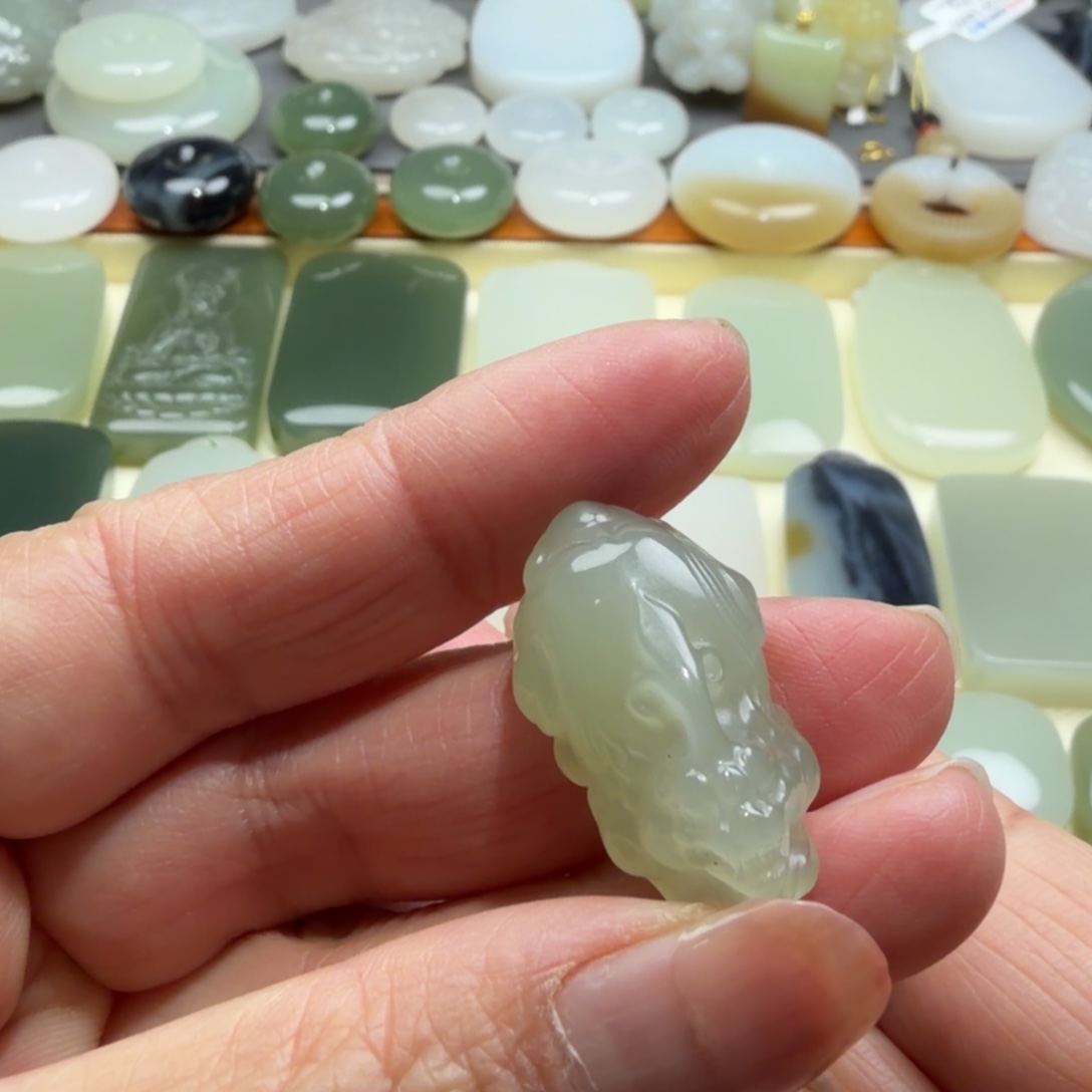 L***i和田玉未镶嵌颈饰